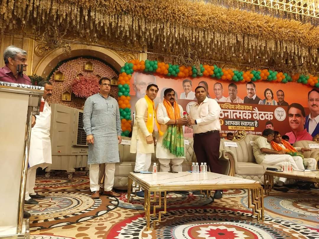 DeepuJainGarg2's tweet photo. आज उत्तर पश्चिम लोकसभा की संगठनात्मक ब���ठक आयोजित की गई जिसमे दिल्ली लोकसभा चुनाव प्रभारी,राष्ट्रीय मंत्री श्री @_opdhankar जी प्रदेश संगठन महामंत्री श्री @pavanranarss जी ने संबोधित किया एवं लोकसभा चुनाव की राजनीतिक एवं संगठनात्मक योजना के ऊपर विस्तार से कार्यकर्ताओं से चर्चा करी https://t.co/DWW3F1kdwB