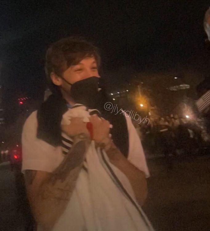 we dont talk about this photo of louis enough