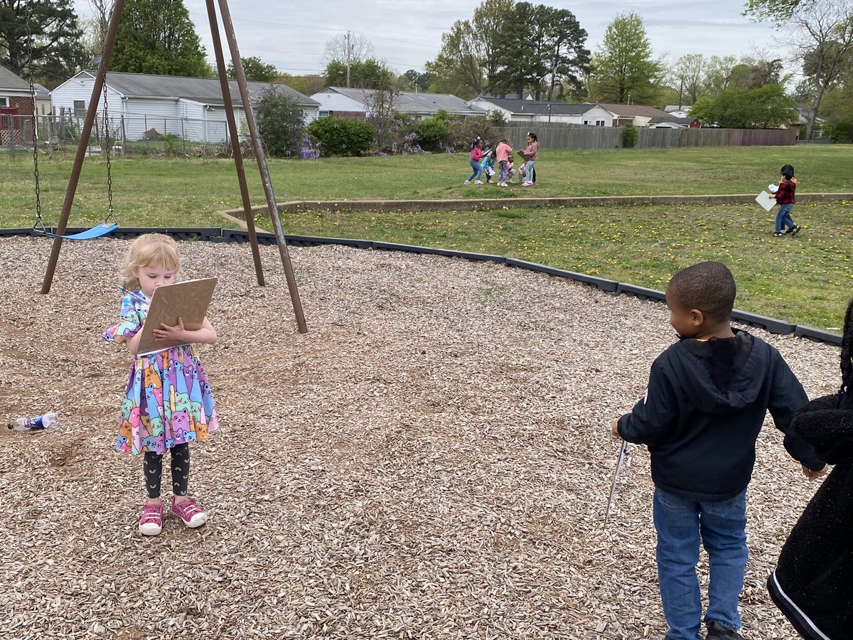 MrsPayne_K's tweet photo. The Kindergarten classes @MTCChampions took our Social Studies lesson outside and created maps of the playground. We worked hard and made some great maps. @HamptonCSchools @HCS_TitleI https://t.co/HJnrQyJT4Z