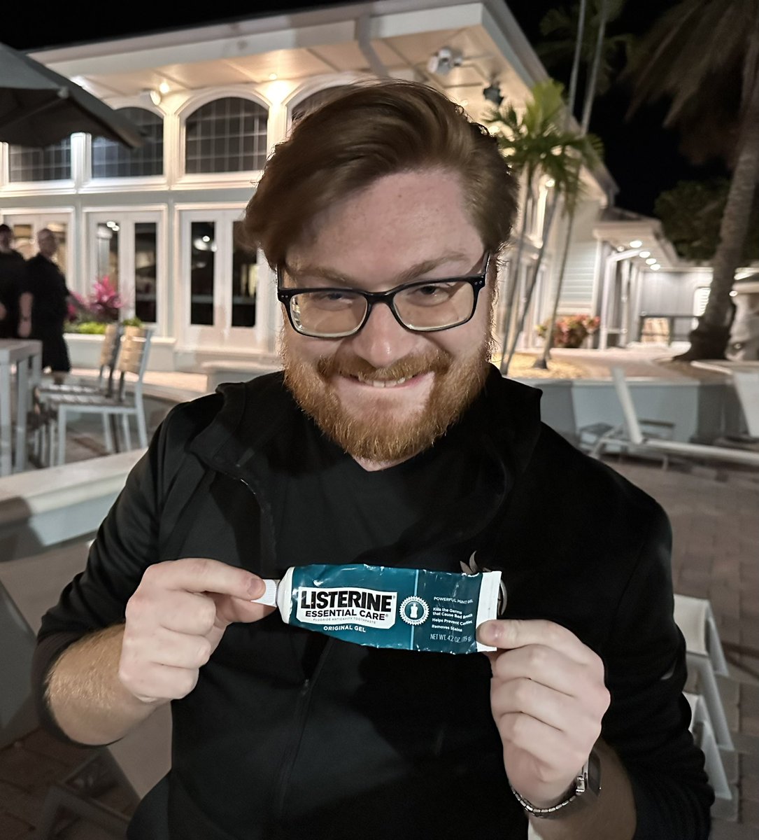 Ultimate no context photo of the night. @_JohnHammond #DarkJohnHammond #Listerine #HackSpaceCon