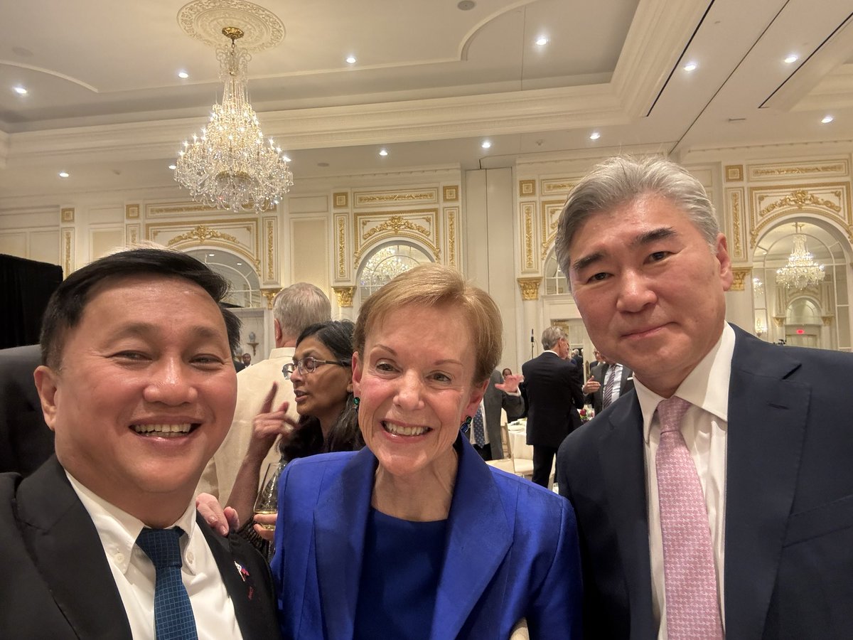 Nice reunion with former US Ambassadors Kenney and Kim here in Washington DC (April 12,2024).
