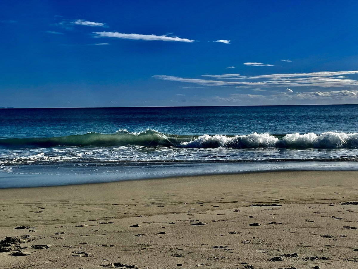 Calm ocean waves on a beautiful sunny morning in Papamoa, New Zealand

clickasnap.com/profile/Mosesd…

#beachlife #BeachVibes #nature