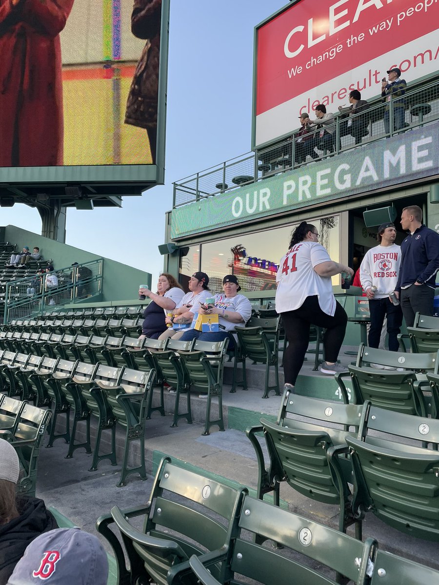 bailey10501's tweet photo. @TomCaron @WebsterOnTV COME SAY HI! Bleachers 41 row 41 :) https://t.co/TVgpf7esUy