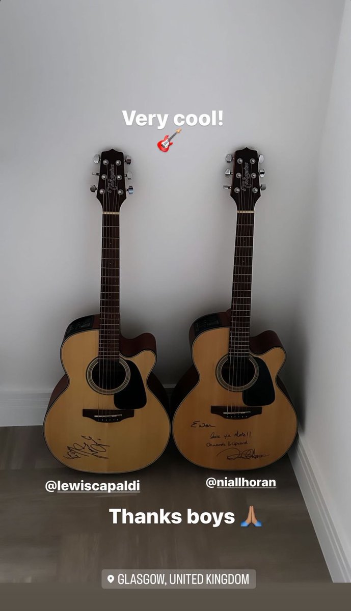 Violão autografado do Lewis para o jogador de golfe Ewen Ferguson 😍 © ewbof