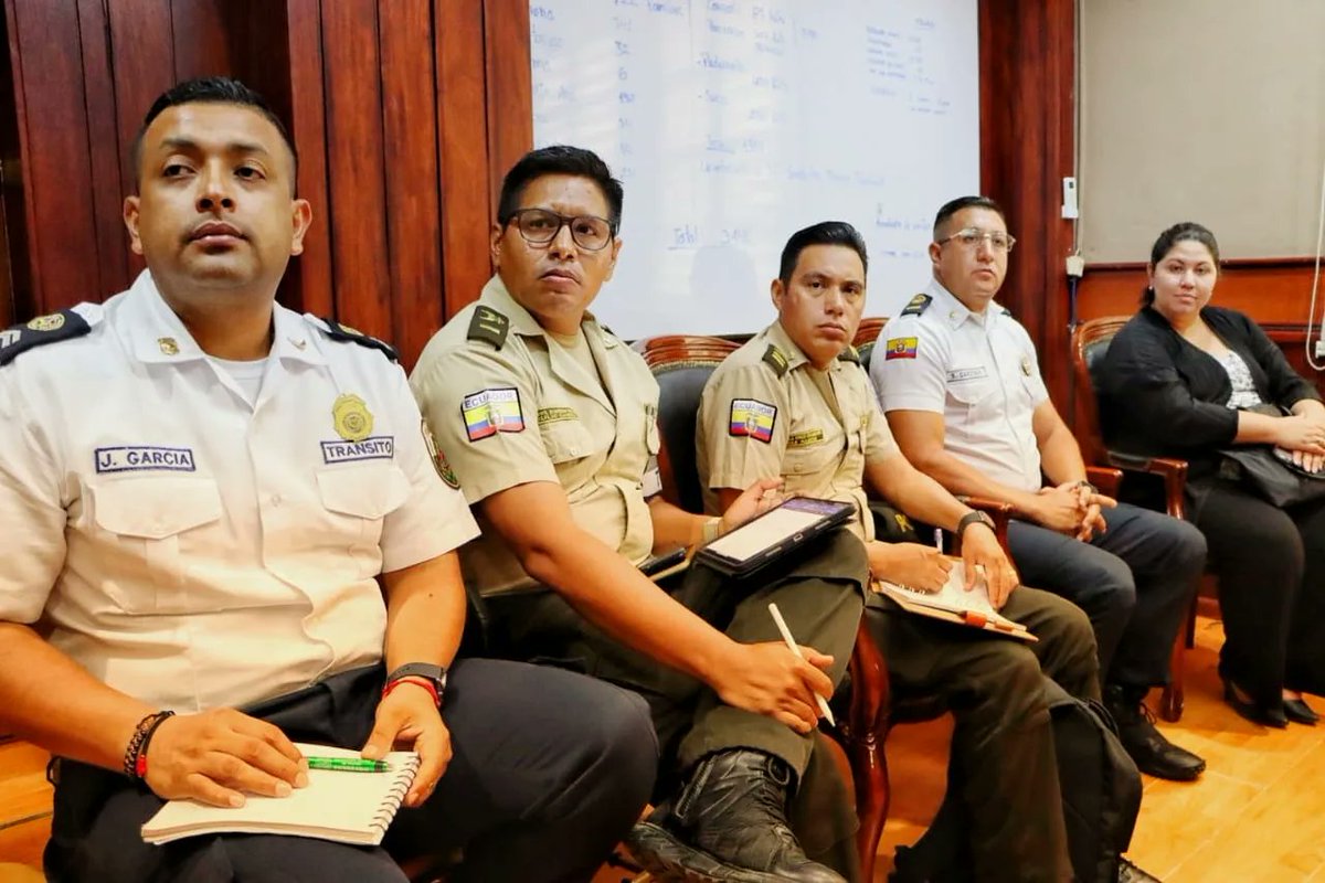 GoberManabi's tweet photo. Atendiendo a un pedido de audiencia, el gobernador Gustavo Aguilar recibió en su despacho a representantes de la Cámara Ecuatoriana del Transporte Pesado CETRAPE, quienes solicitaban la implementación de acciones de seguridad en las vías de la provincia. 1/2 https://t.co/SGeH72lkvO