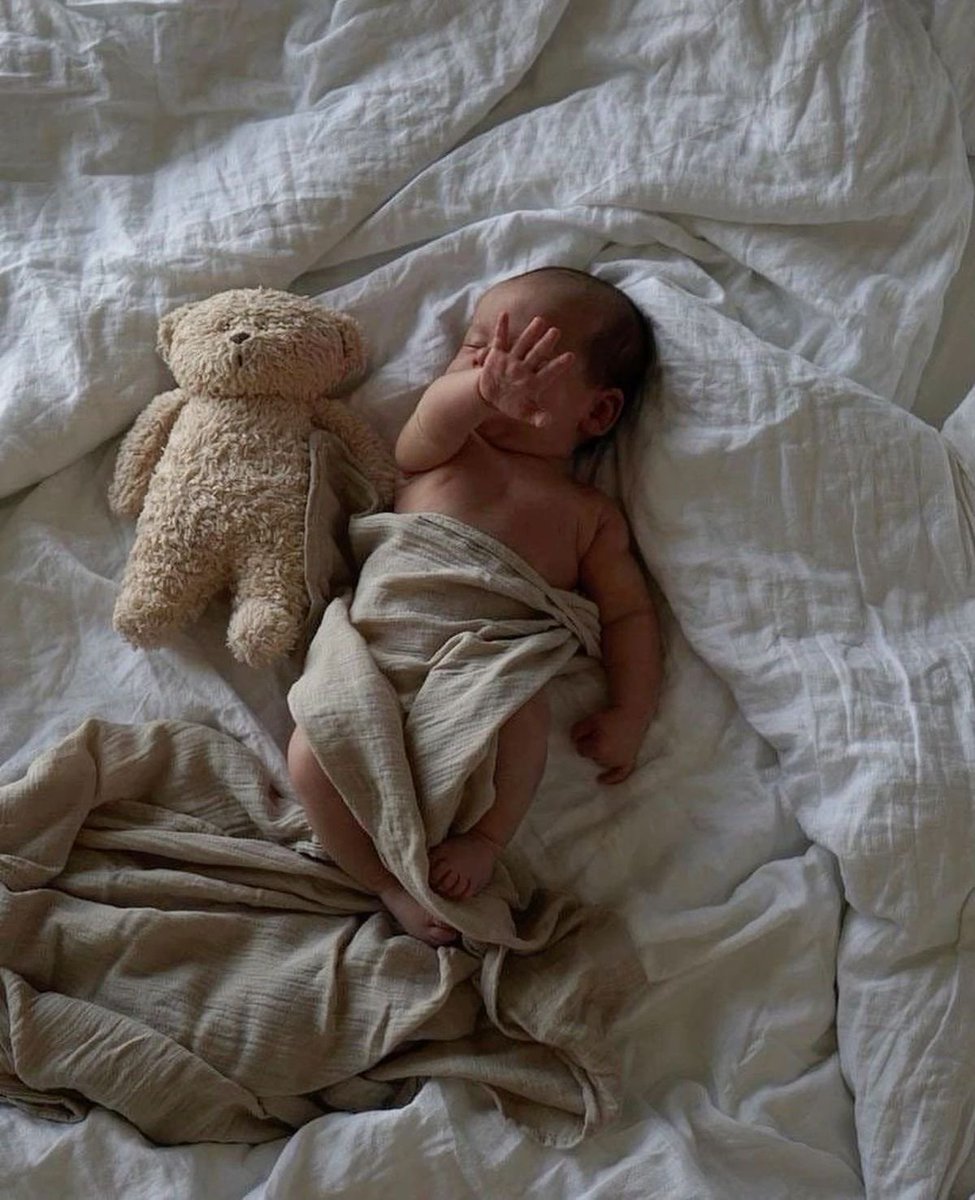 CleganeSister's tweet photo. @OFLIONTWIN &amp; Her son had just been born!! Welcome  @Li0nsStrength https://t.co/I39hR5OKUA