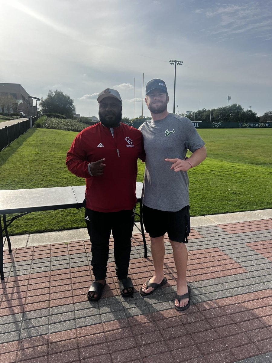 Was good running into these two @USFFootball. Former @FootballGibbons student athletes. Hope you guys have a good season DAB!