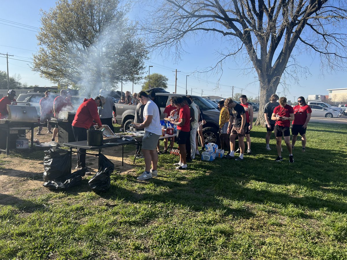 Nothing beats Coach Anthony on the grill after a Friday practice! We’re out here supporting our fellow Gorillas 🦍 @GorillasBSB @PittStGorillas