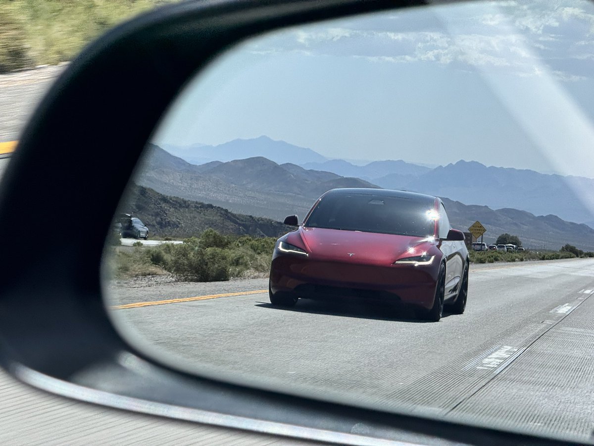 BLKMDL3's tweet photo. New Model 3 looks so good on the road https://t.co/HEmoS3ii0T