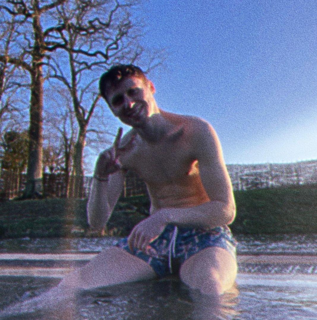 CelebWanker's tweet photo. Hot tubs with Jamie Borthwick look fun... https://t.co/XRruiFjvbu