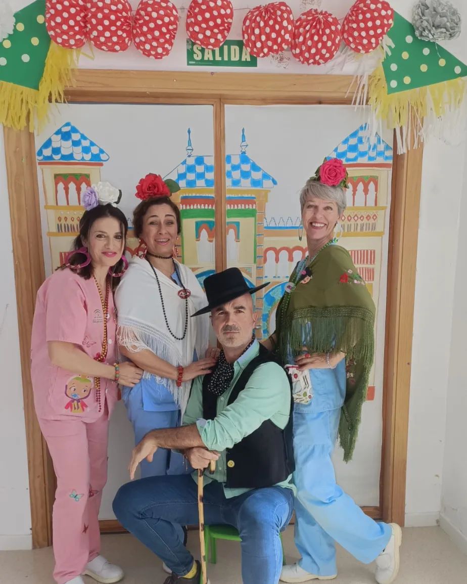 Hoy he vuelto a mí Escuela del H.I. Virgen del Rocío. A ver a mis compañeras y a sentirme añorado y querido por todos mis compañeros del hospital. Gracias por tanto cariño y que empiece la Feria 🎡🎪🥂