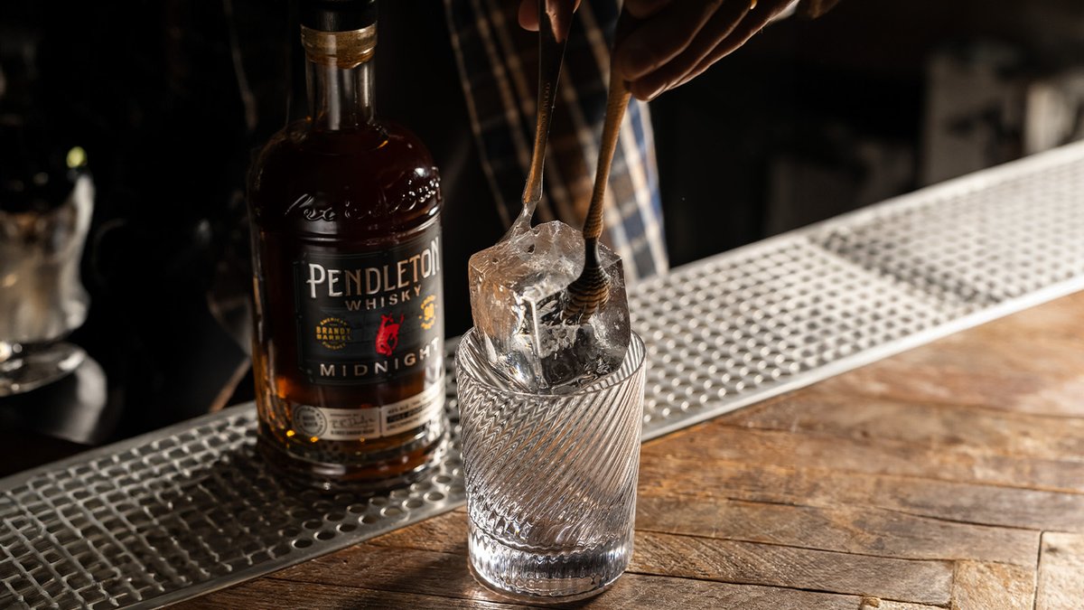 PendletonWhisky's tweet photo. Made with pure, glacier-fed spring water from Oregon’s Mt. Hood, #PendletonMidnight delivers a complex taste and an exceptionally smooth finish. Check out all the cocktails you can make #WithPendleton. 🥃 https://t.co/GV6Sx5mYDm https://t.co/dV9sWw1IFe