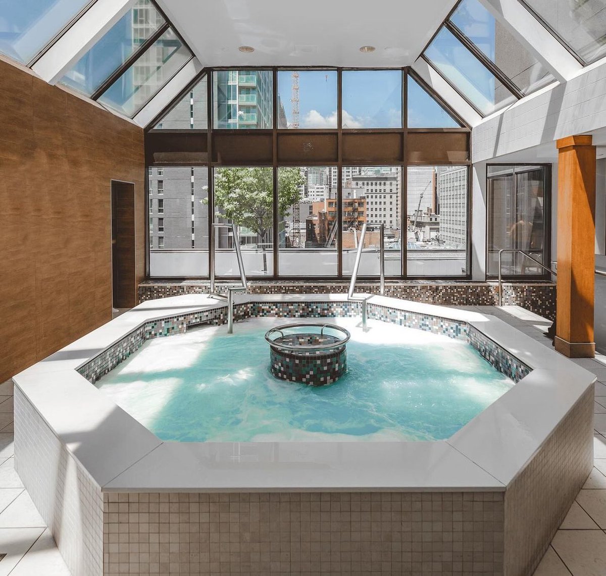 FredMoojen's tweet photo. Our coaches this weekend are treated like PROS!
Our coaches are staying at one of the best hotels in Montreal Downtown: @sheratonhotels
We selected the option club for them so they have access to the 37th floor as VIP guests.
#sheraton #VIP #partners #RMCombine #RMShowcase https://t.co/tOX367QOg1