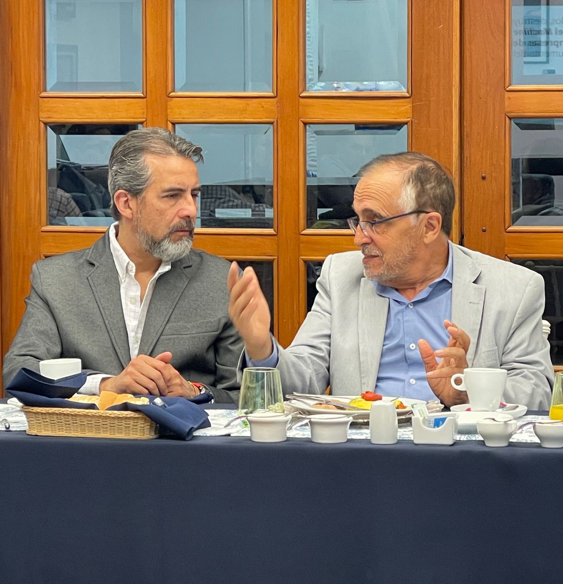 CoparmexPdtePue's tweet photo. Un lujo ha sido escuchar al Dr. Jorge Arias del #IDDMEX charlar sobre los retos de la #democracia en #México
Compartimos dos grandes eventos, uno con jóvenes en el @TecdeMonterrey #Puebla y otro con empresarios en @CoparmexPuebla
3 de sus conceptos que nos llevamos de tarea:
▶️ Cada uno tiene un m2 de democracia para cuidar.
▶️ Cuando la democracia muere se impone la autocracia.
▶️ En la defensa de la democracia hay que dar todas las batallas posibles, sin caer en la polarización, la democracia son soluciones conjuntas.
#ParticipoVotoExijo #DiálogosporlaDemocracia #PoliLat
@Coparmex @USEMPuebla @INEMexico