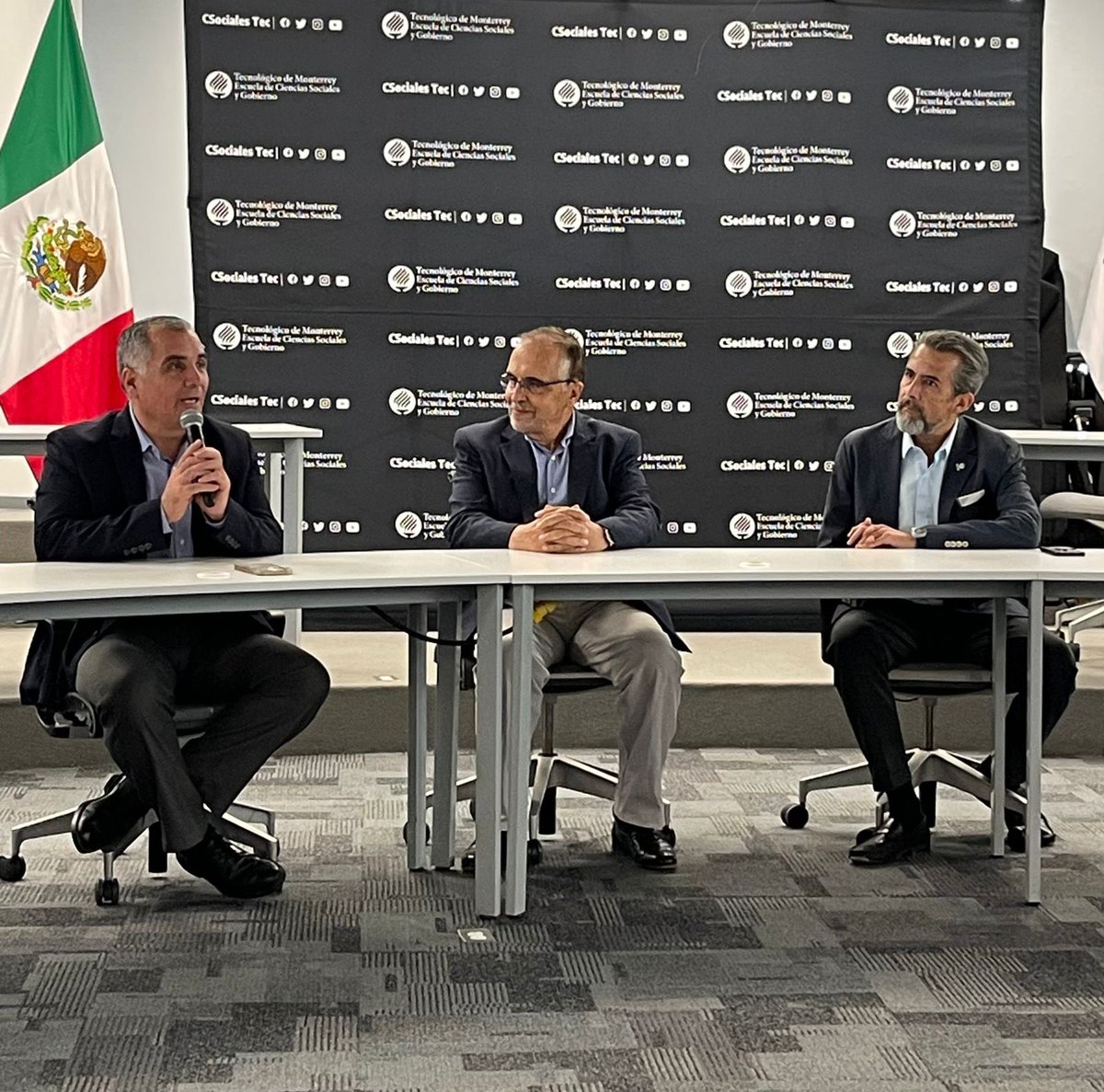 CoparmexPdtePue's tweet photo. Un lujo ha sido escuchar al Dr. Jorge Arias del #IDDMEX charlar sobre los retos de la #democracia en #México
Compartimos dos grandes eventos, uno con jóvenes en el @TecdeMonterrey #Puebla y otro con empresarios en @CoparmexPuebla
3 de sus conceptos que nos llevamos de tarea:
▶️ Cada uno tiene un m2 de democracia para cuidar.
▶️ Cuando la democracia muere se impone la autocracia.
▶️ En la defensa de la democracia hay que dar todas las batallas posibles, sin caer en la polarización, la democracia son soluciones conjuntas.
#ParticipoVotoExijo #DiálogosporlaDemocracia #PoliLat
@Coparmex @USEMPuebla @INEMexico