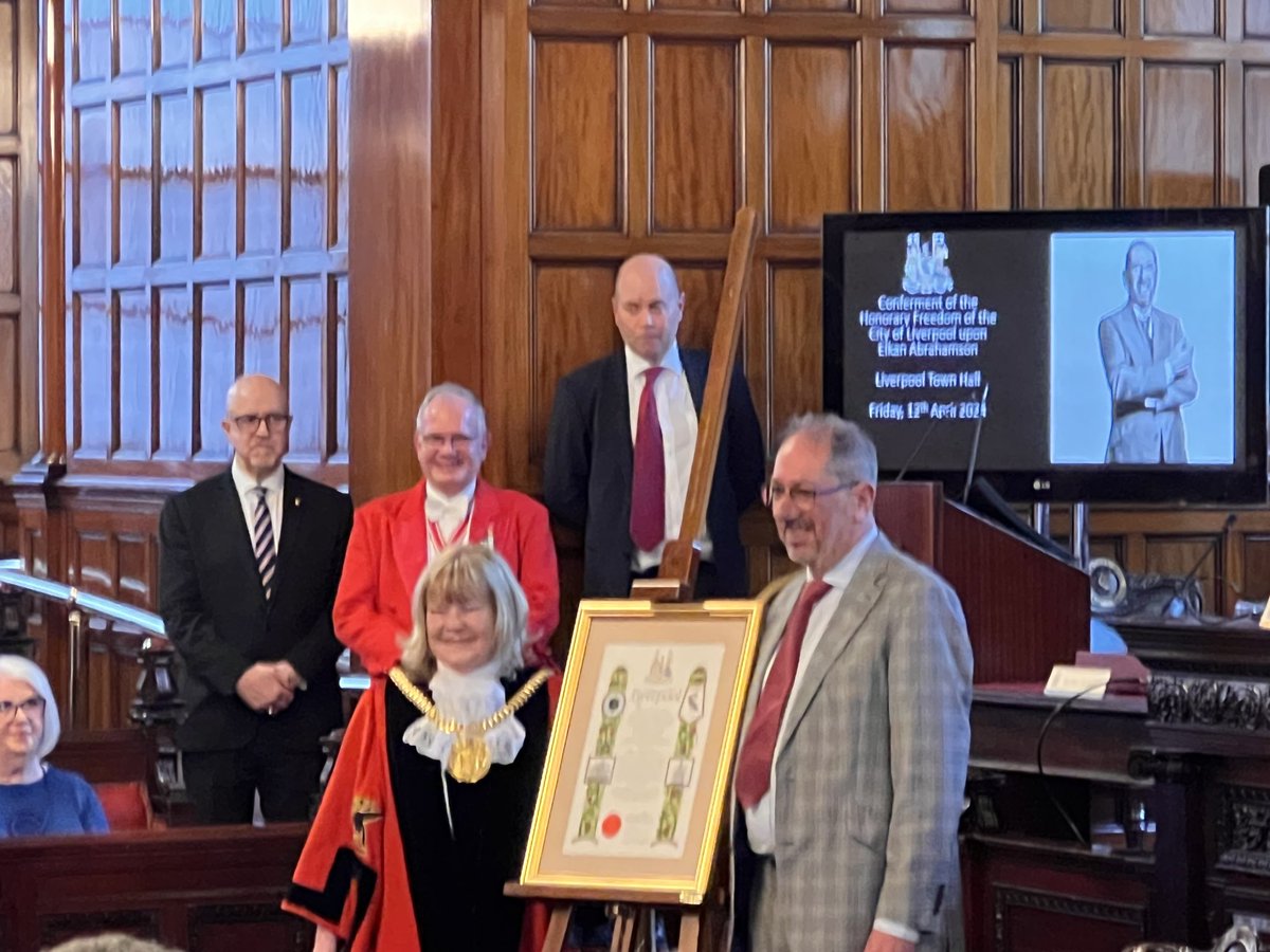 A real privilege to be invited to see #Hillsborough families’ lawyer ⁦@ElkanAbrahamson being⁩ given the Freedom of the City of Liverpool tonight.