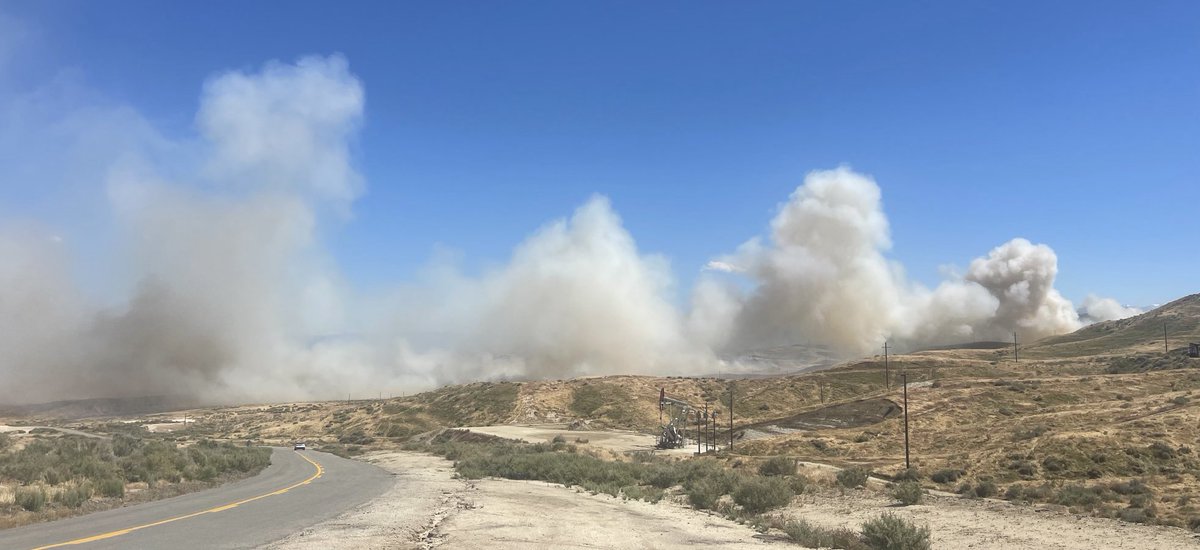 Midwaydriller's tweet photo. A large brush fire is burning through the Honolulu Hills north of Taft Friday afternoon. Multiple ⁦@kerncountyfire⁩ assets on scene including water dropping helicopter https://t.co/ymq8I8qhkm