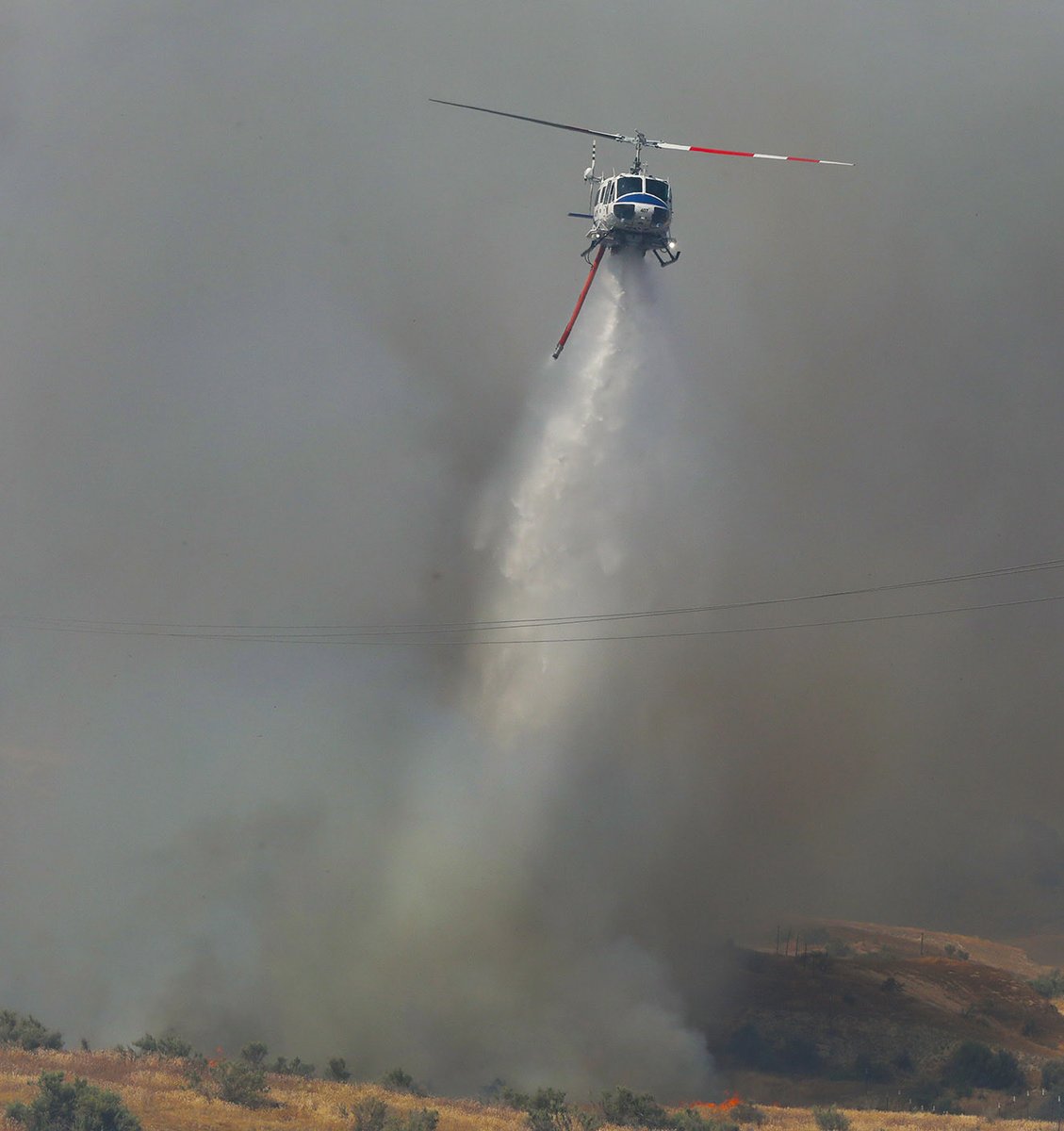 Midwaydriller's tweet photo. A large brush fire is burning through the Honolulu Hills north of Taft Friday afternoon. Multiple ⁦@kerncountyfire⁩ assets on scene including water dropping helicopter https://t.co/ymq8I8qhkm