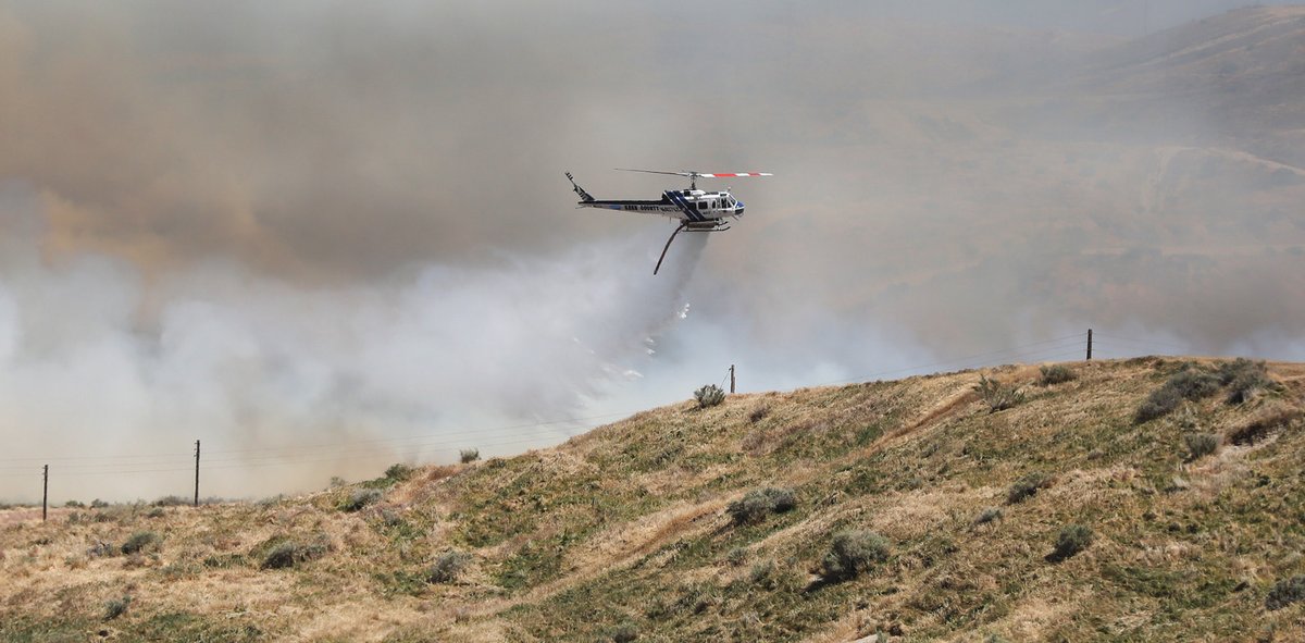 Midwaydriller's tweet photo. A large brush fire is burning through the Honolulu Hills north of Taft Friday afternoon. Multiple ⁦@kerncountyfire⁩ assets on scene including water dropping helicopter https://t.co/ymq8I8qhkm