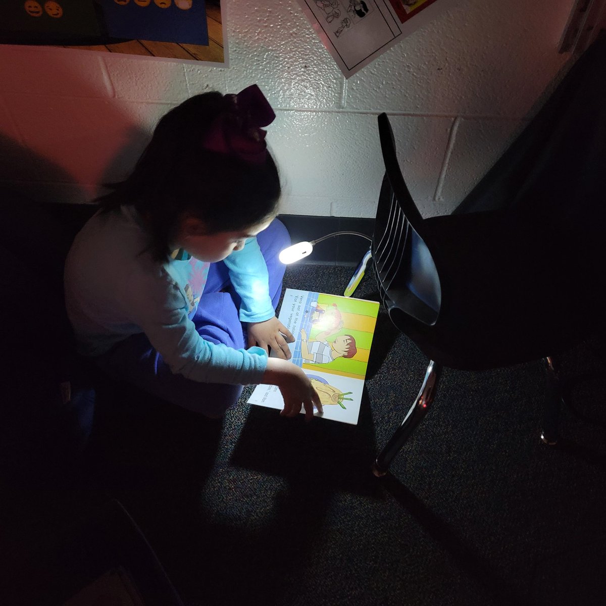 CastlesKinders's tweet photo. Practicing our reading skills with some flashlight reading!
@ccsd59 @D59Byrd https://t.co/hL4ezMtatD