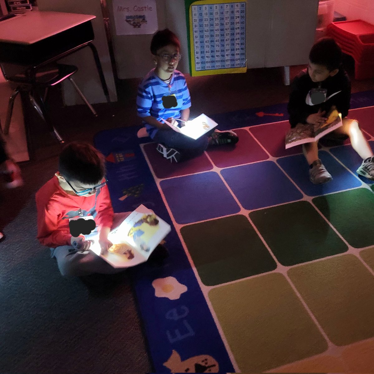 CastlesKinders's tweet photo. Practicing our reading skills with some flashlight reading!
@ccsd59 @D59Byrd https://t.co/hL4ezMtatD