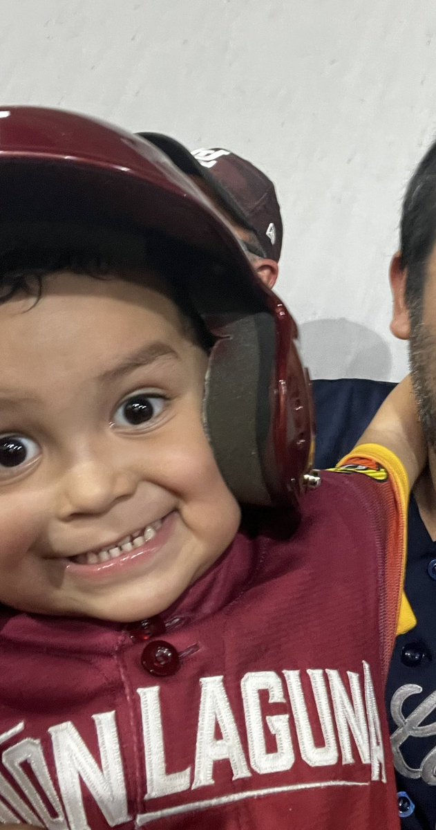 silv3r0ne's tweet photo. @Bwebb_30 Y por si no me creen que es super aficionado con su casco de UL y el numero 5 de Flores https://t.co/OWf6TOoPsa