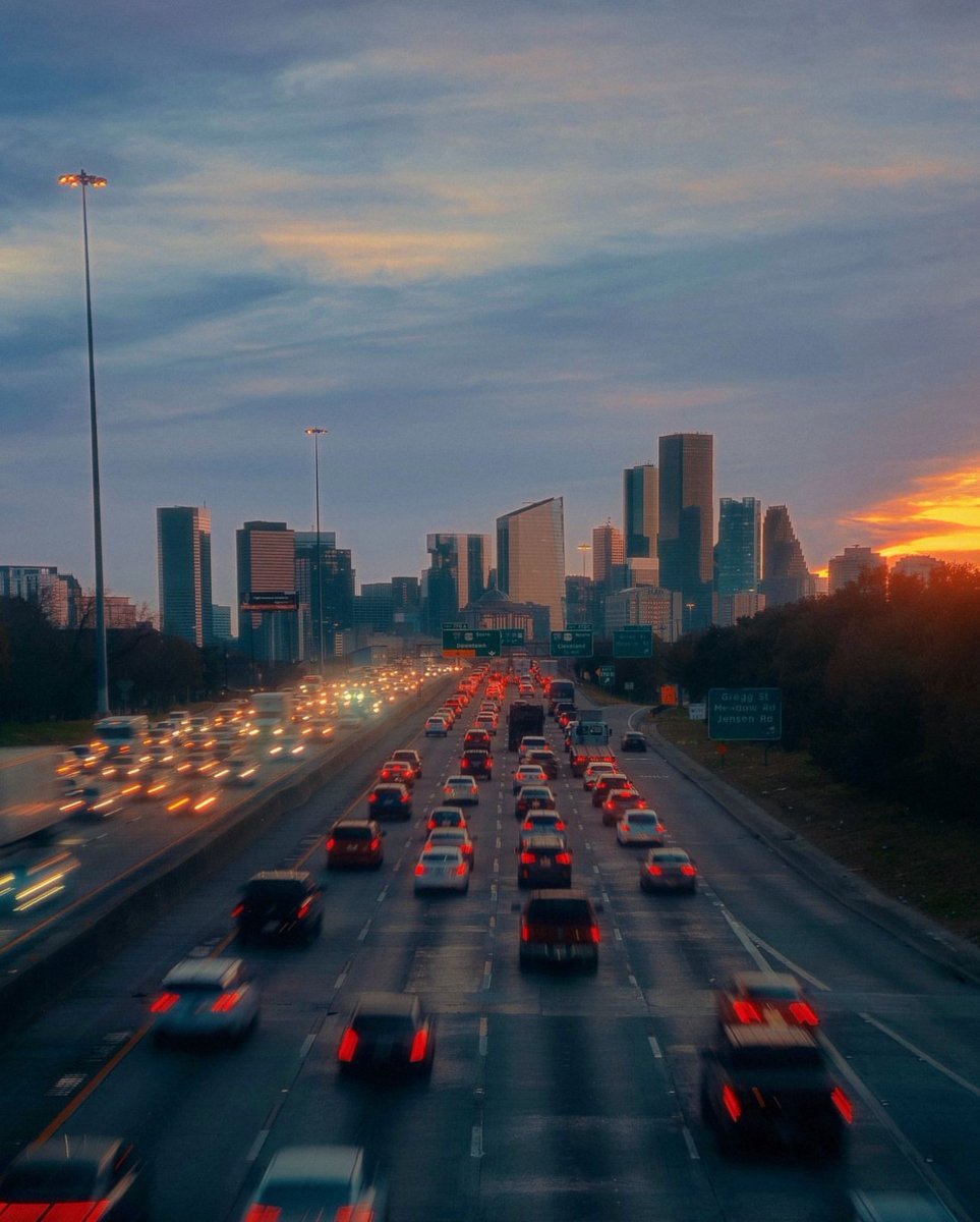 Highway to Houston 🌆🤘❤
📸 @bonfirephoto