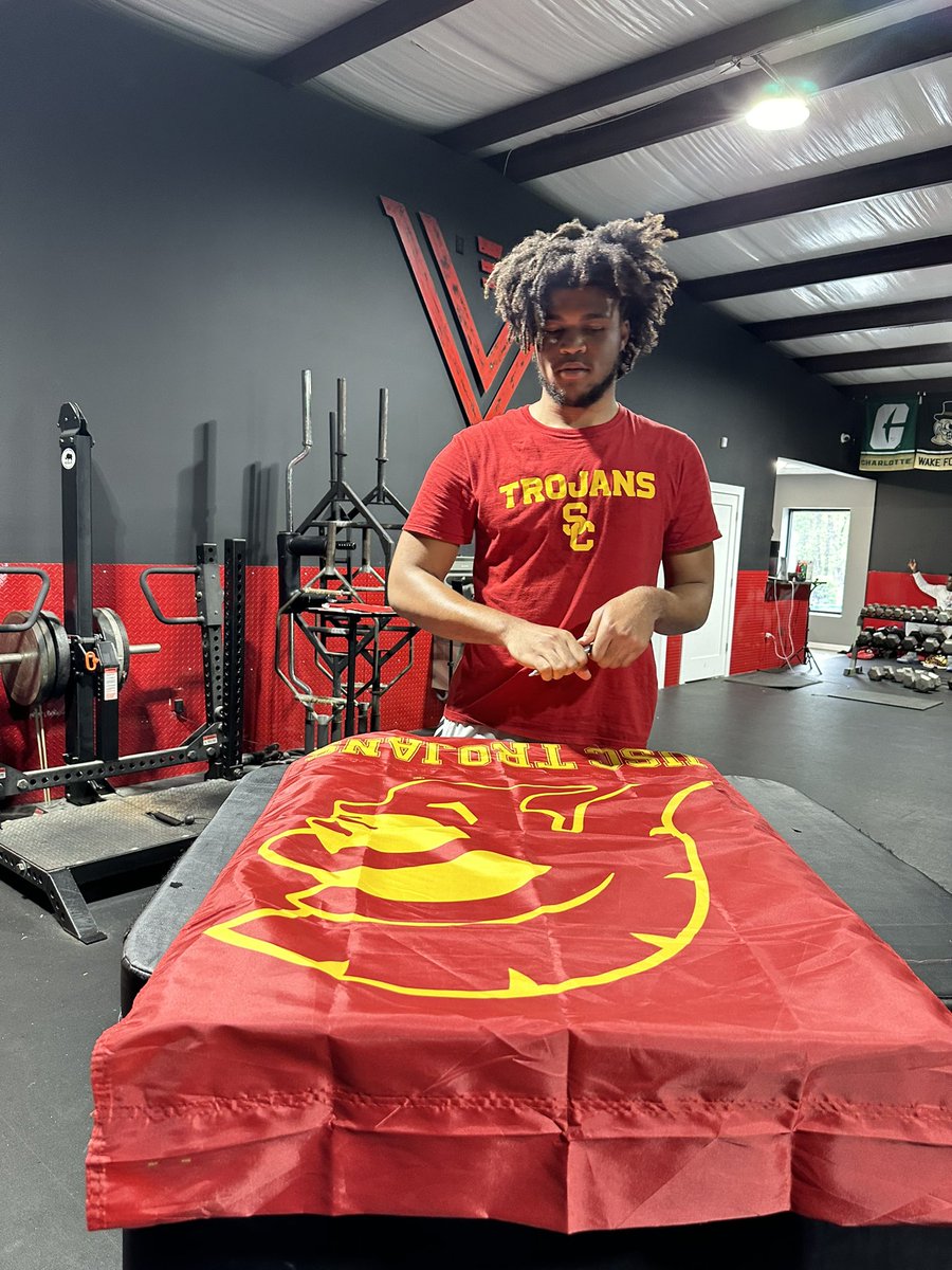 ❤️ the culture we are building with our Athletes. Proud to celebrate @walteramatthews 's signing w/ @uscfb to continue his football journey - Signing of the flag in the #WarRoom is my favorite tradition we have built! Who’s Next? @Velocity_LS @RecruitGeorgia @Velocity_Chrisj…