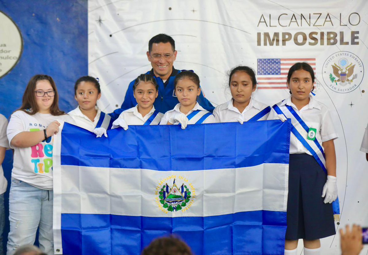 #ElSalvador || Astronauta Frank Rubio regala al Museo de Niños "Tin Marín", la bandera de El Salvador que viajó con él al espacio.
DETALLES 👉 tinyurl.com/3dvvj7u5
