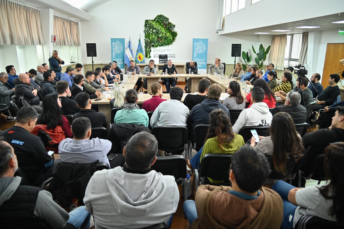 fundir a las provincias. Gobernador que firma el Pacto de Mayo, gobernador que se hunde con Milei y traiciona a su pueblo. No al Pacto de Mayo. No al DNU. No a la Ley Omnibus. Toda la oposición, unida, puede ponerle un límite constitucional a Milei.