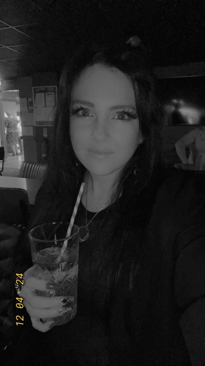 horror_chloe's tweet photo. She’s on holiday 🍸 https://t.co/iuzExPI0lf
