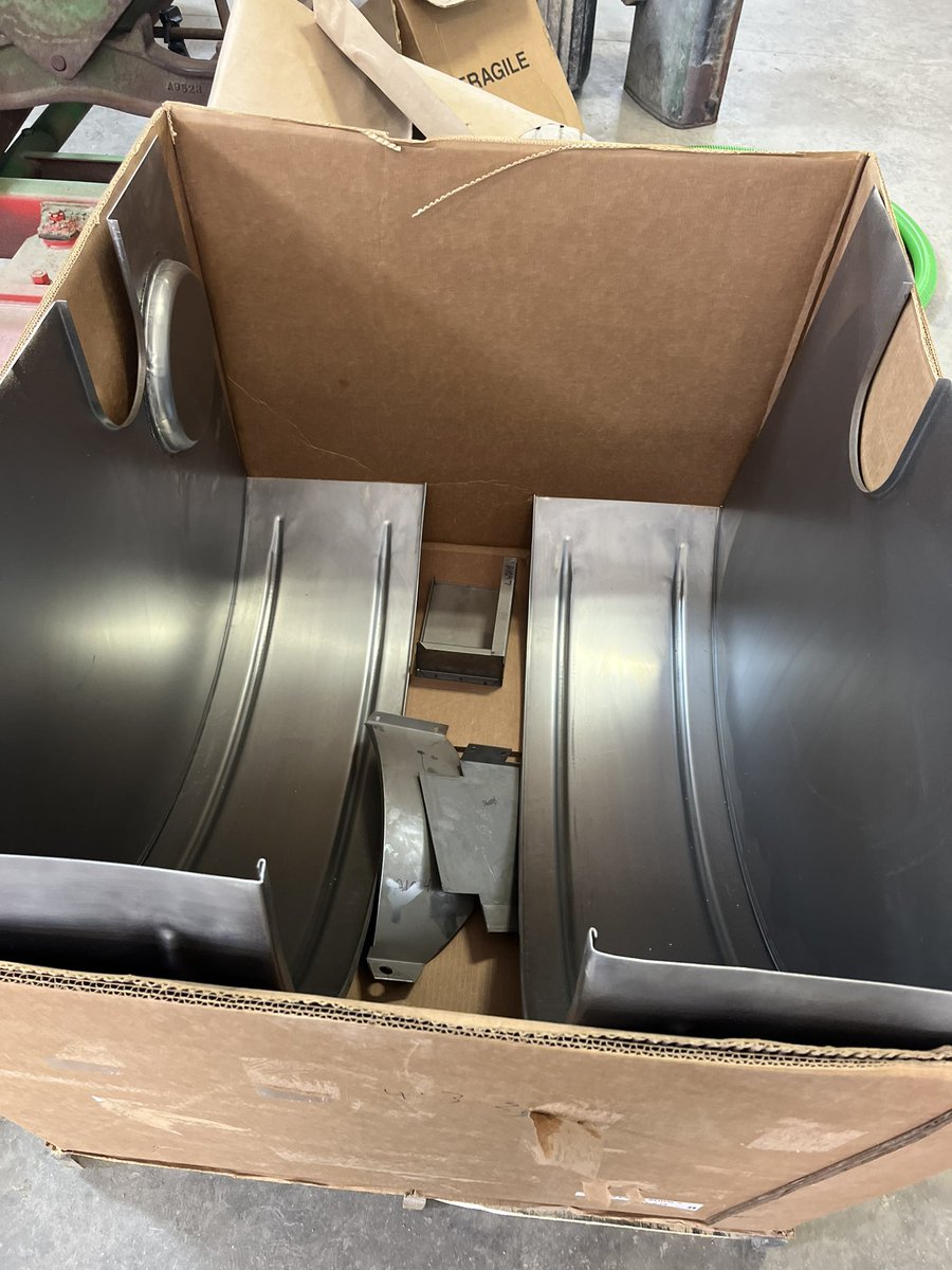 AlanPool16's tweet image. This week was a productive week on the AR! We had a perfect blast day and paint booth was empty and waiting! a couple rain days meant I had time to start the rebuild process here’s a bit of the progress.  #JOHNDEERE #winterproject