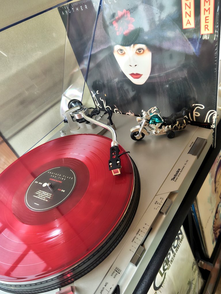 bobbylikesfish's tweet photo. 回転ムラがあった和室のプレーヤーを交換して気分一新…
試し聴きにドナ・サマーのアルバムの中でも1番好きなアナザープレイスアンドタイム聴いてる…
ストック・エイトキン・ウォーターマンプロデュースの好盤
#洋楽
#レコード
#donnasummer
#anotherplaceandtime
#vinyl https://t.co/AhfuOYEDOD