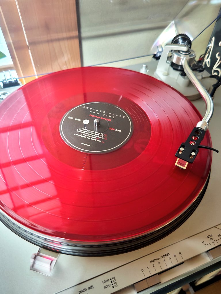 bobbylikesfish's tweet photo. 回転ムラがあった和室のプレーヤーを交換して気分一新…
試し聴きにドナ・サマーのアルバムの中でも1番好きなアナザープレイスアンドタイム聴いてる…
ストック・エイトキン・ウォーターマンプロデュースの好盤
#洋楽
#レコード
#donnasummer
#anotherplaceandtime
#vinyl https://t.co/AhfuOYEDOD