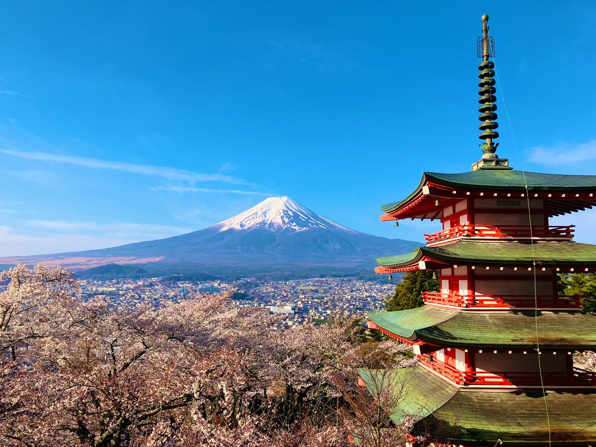 新倉山浅間公園の富士山🌸🗻🗼
5分だけとどまれる展望デッキは30分待ち。
降りてくるときは1時間半待ちになってた。
#富士吉田