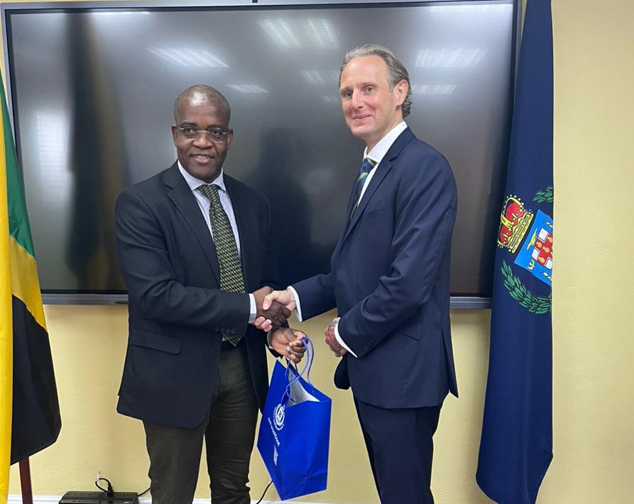 🇬🇧 High Commissioner, H.E @JudithSlater_UK and colleague Luke Phillips recently met with newly appointed 🇯🇲Commissioner of Police-Dr. Kevin Blake and senior members of the @JamaicaConstab. The JCF is a key stakeholder in our joint efforts to counter serious and organised crime.