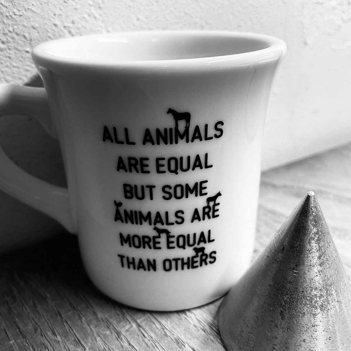 ジョージ・オーウェルによる小説、動物農場、アニマル・ファームのマグカップをデザインしたよ。僕はAA=(All Animals Are Equal)のデザインもしていたので感慨深い。クールなタイポグラフィは佐藤正幸氏のManiackers Designの232MKSDを使用。#animalfarm #positron_hiroakidoi #hayakawafactory
