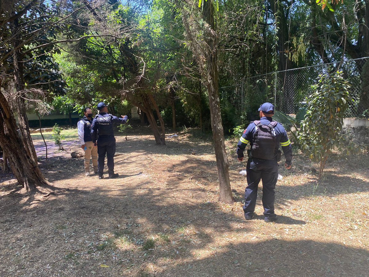 SS_Edomex's tweet photo. En relación a los acontecimientos ocurridos en el municipio de #Tenancingo, la #SSEdoméx informa que se trató de una persona detenida que al parecer escapó de un inmueble cercano, hacia una preparatoria de la @UAEMex, mientras era revisado por un médico legista. https://t.co/6uQmGekz9A