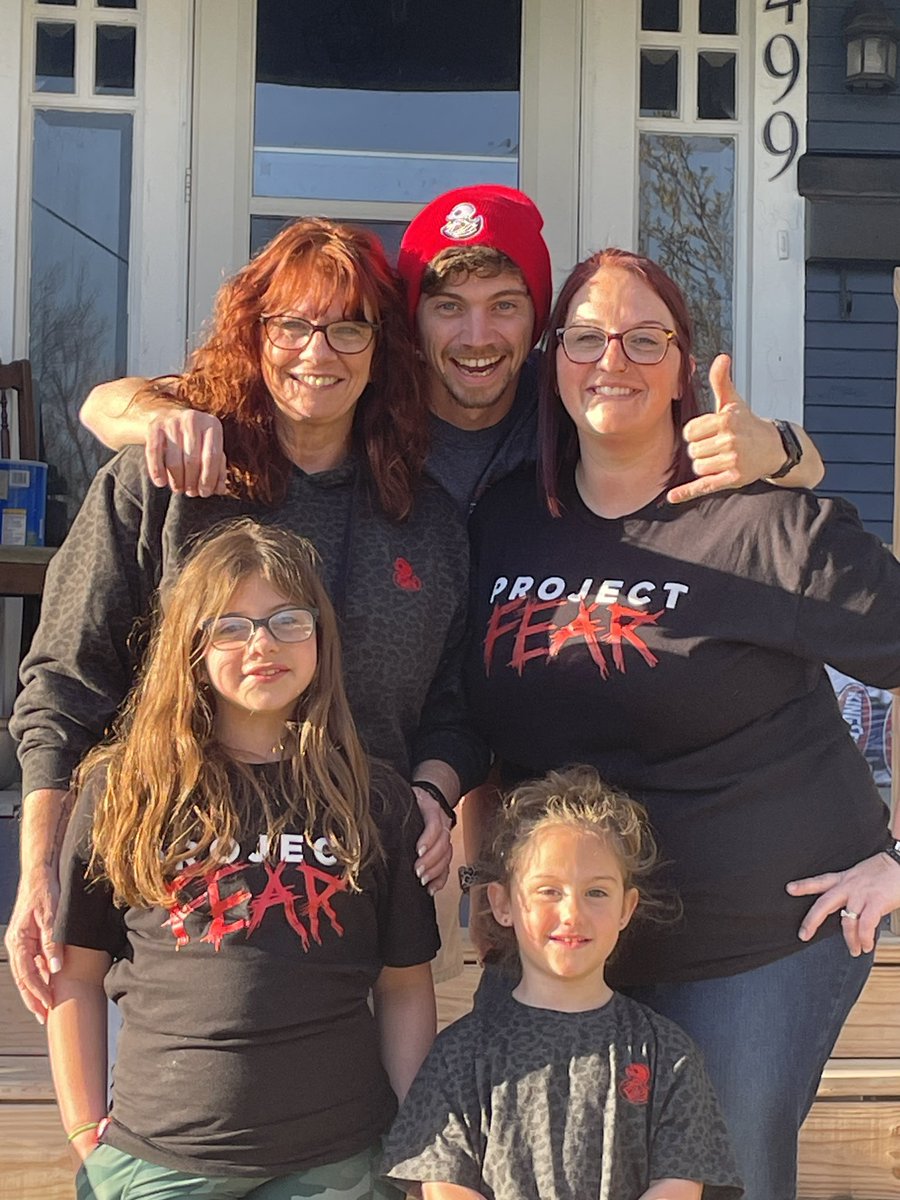 Matching with my momma and my girls! (Little bro jumped in last minute🤣) #FEARGEAR #FEARFam 

@ProjectFearYT @Alex_Schroeder4 @DakotaLaden @Tanner_Wiseman @ChelseaLaden @ConnorStallings @starcadetco