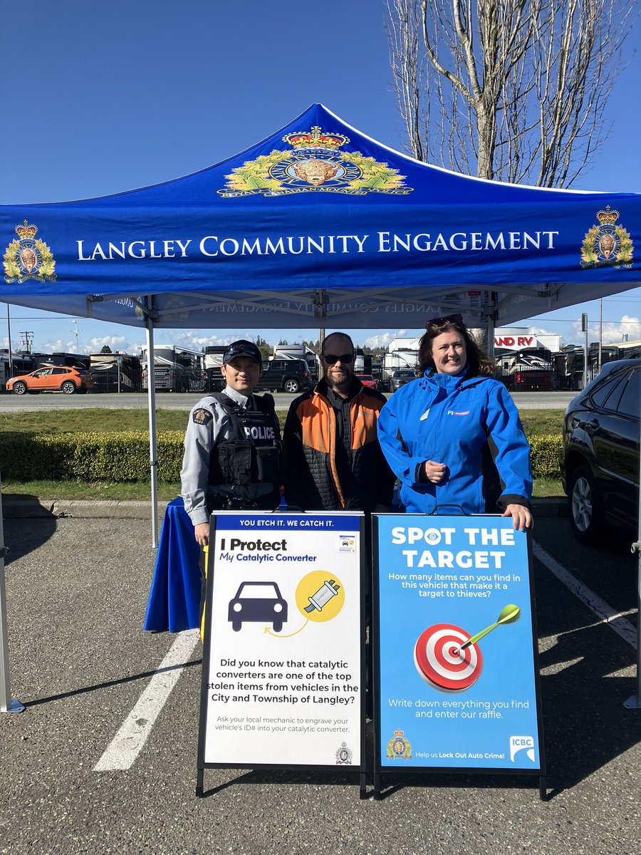 RoadSafetyLea's tweet image. With @LangleyRCMP at @KalTire on Langley Bypass educating vehicle owners about the “You Etch It. We Catch It” and how vehicle owners can protect their catalytic converter. #LockOutAutoCrime
