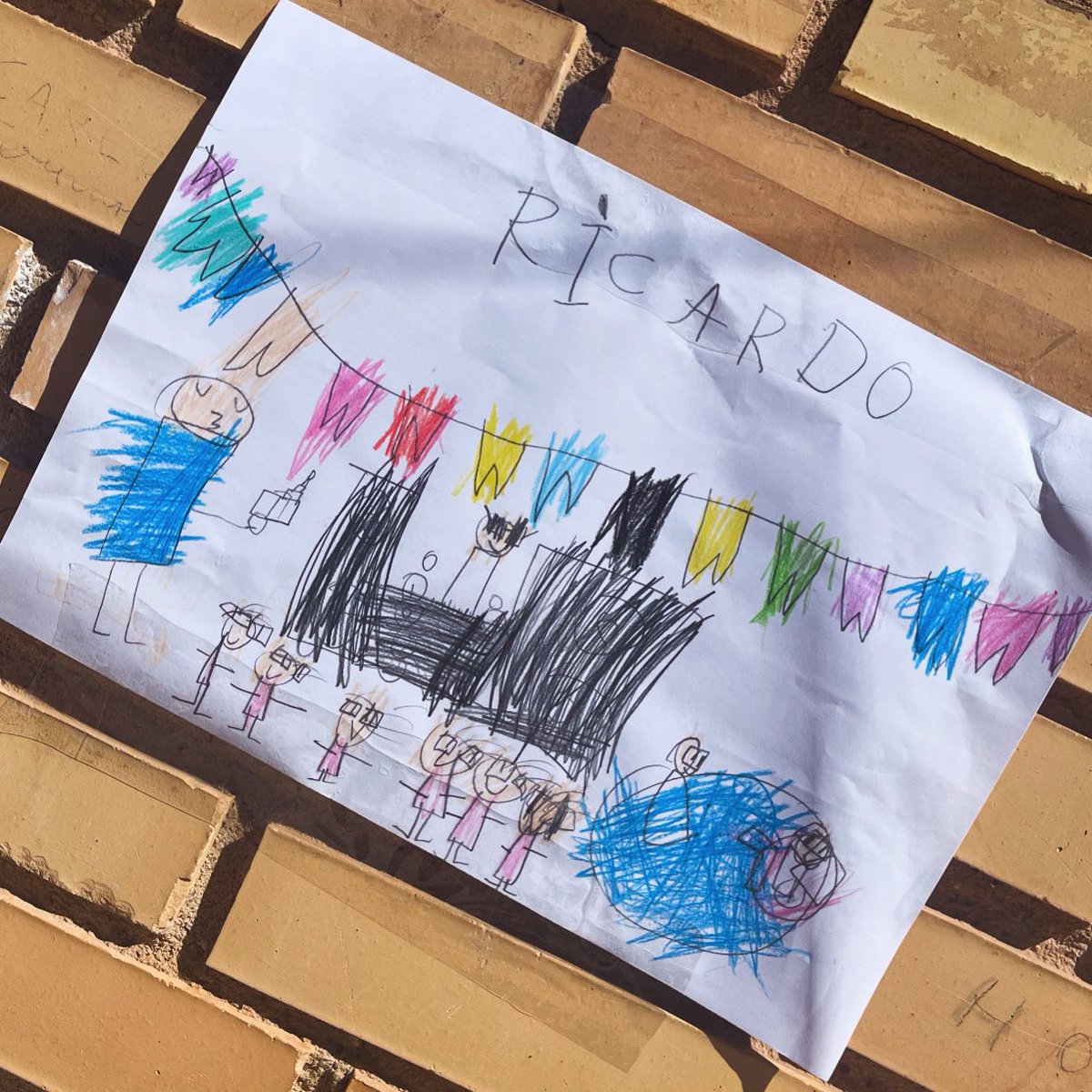 RosarioTosta's tweet photo. Ricardo… dibuja que es para ti la #FUNDIFIESTA (la fiesta de su Colegio)… y presenta esta obra de arte.

Una POOLPARTY🤣…
No sé si preocuparme o felicitarle por la buena organización de la fiesta… 

#hijoeresunartista #5años #yomevoycontigodefiesta #❤️ @Rikyssimo https://t.co/3AbweTIiP3