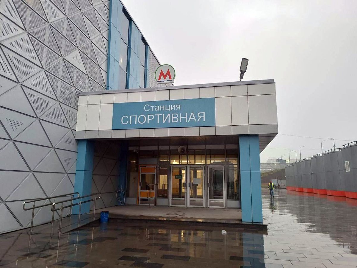 Пока Россия третий год безоговорочно побеждает нацистов, НАТО и геев на Украине, в Новосибирске пятый год строят станцию метро. Между двумя другими существующими станциями. В полкилометре от ближайших домов. Зато рядом с новой хоккейной ареной. В конце 2022 года город должен…