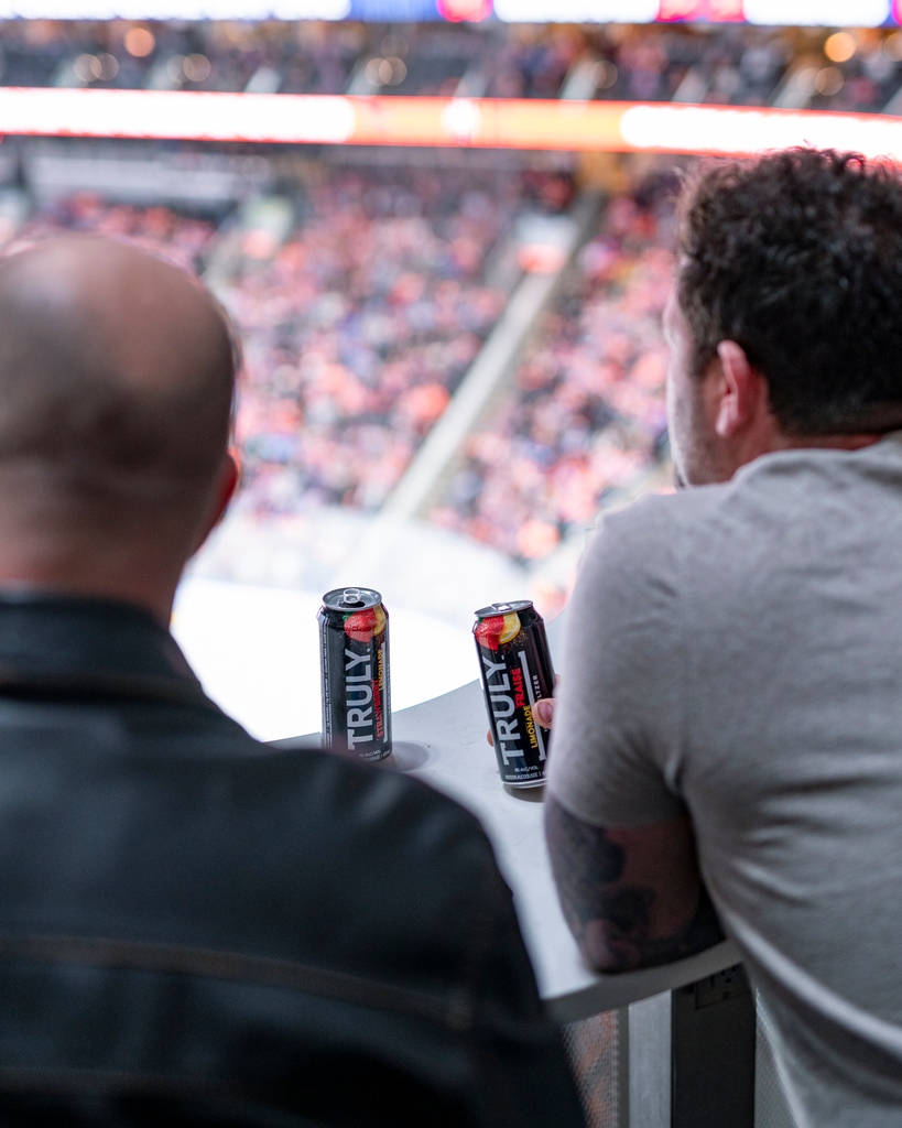 🍹 Hockey returns to #RogersPlace tonight and we are featuring the Truly strawberry lemonade as the feature drink! This is Truly something worth trying!⁠ ⁠ Find this fan favourite across all concessions at tonight's game!