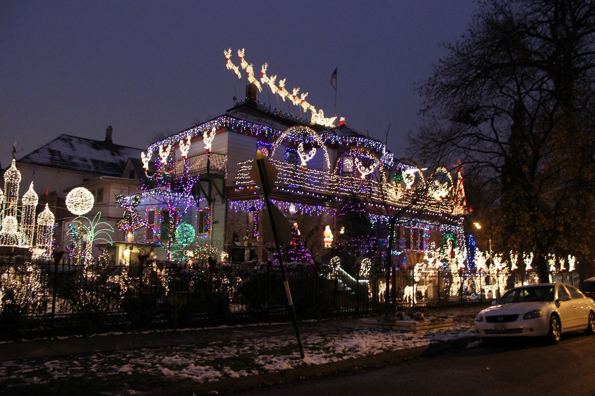 Logan Square’s famed Christmas House is up for sale, putting the fate of the beloved lights display in jeopardy. buff.ly/4axct6s