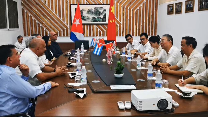 Cordial discussion of China-Cuba relations with a focus on economic and trad ties. The joint venture VEDCA is a good example of mutual beneficial cooperation.