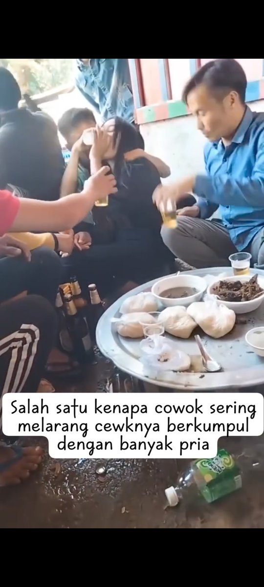 Miris ! Beberapa pria memksa seorang perempuan untuk meminum alkh*l sampai di peluk-peluk ! A thread