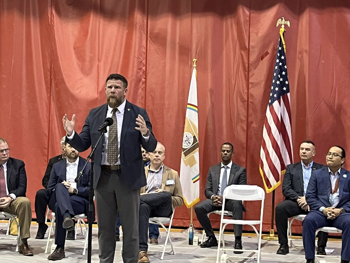 Great to see Navajo Nation President Buu Nygren, Senior Public Safety Advisor Ben Baker, and #Shiprock residents at our town hall this afternoon! Thank you to the hardworking state employees who helped organize and coordinate this extraordinary event. 👏