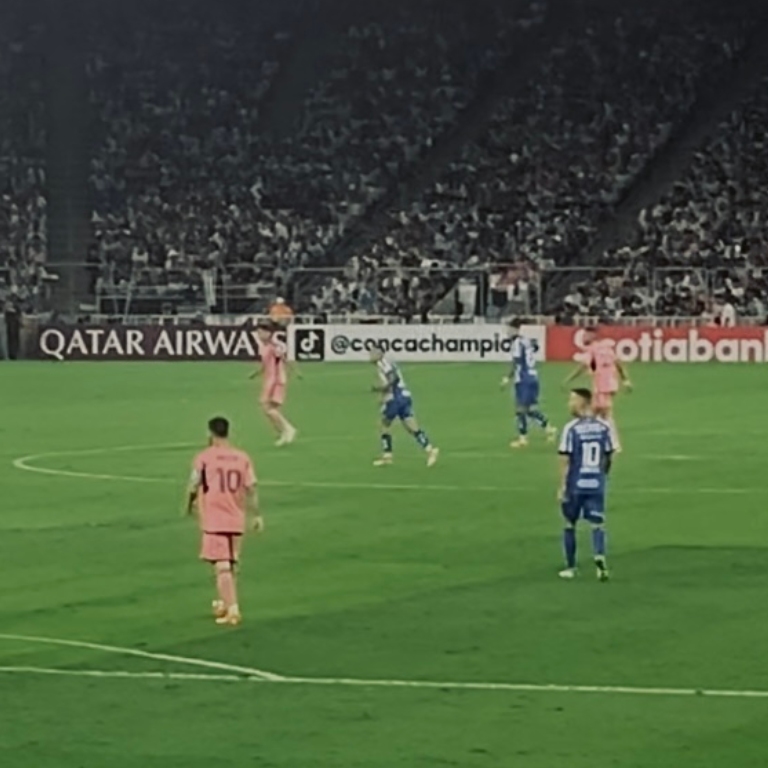 El miércoles tuvimos el privilegio de asistir al pletórico Gigante de Acero para ver el duelo entre Rayados e Inter Miami. Entramos al estadio deseando una buena noche de fútbol y, obviamente, la clasificación del equipo mexicano. 

Afortunadamente, así pasó. Rayados avanzó. Los