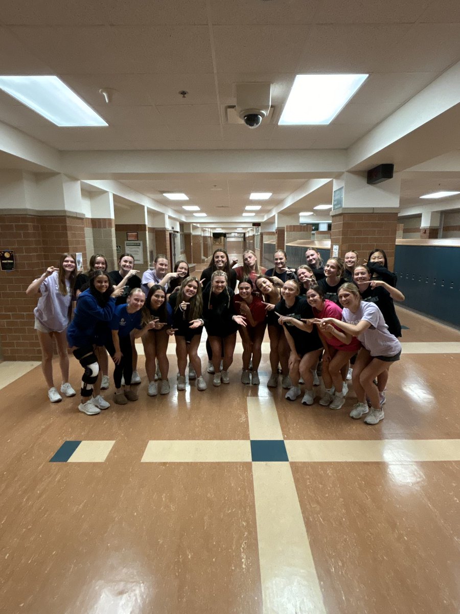 The Center of Attention: <a href="/gobelalexa/">Alexa Gobel</a> <a href="/HaukSami/">✧ sami hauk ✧</a> 

Thank you Alexa and Sami for our Mindset Session on performance, teamwork, and competitiveness.  

#RiseToLiftOthers 

🙌🤝🧠
