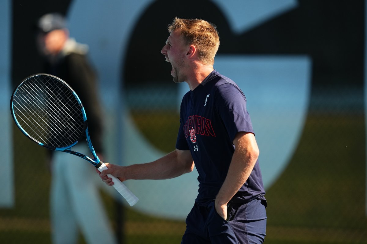 Point Auburn! Finn Murgett clinches the win with a 2-6, 6-1, 7-6 (4) win on court 2! Auburn 4- Texas A&M 2 #WarEagle